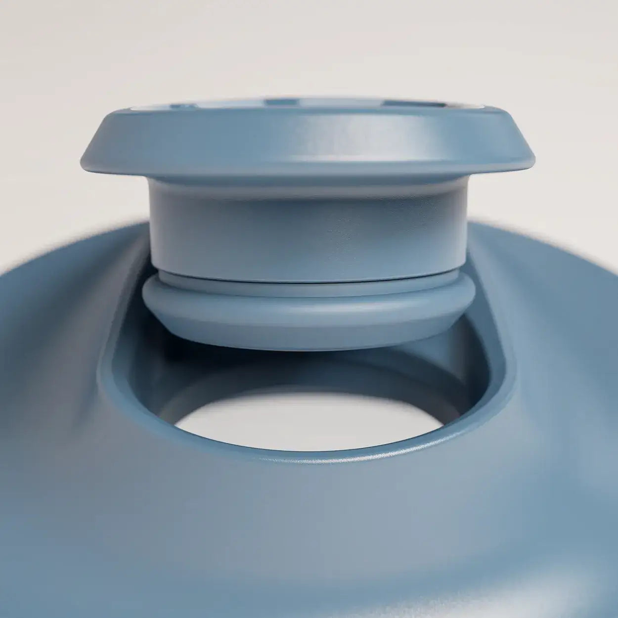intelligent-cordless-portable-blender-n9 ICB_bottleAssembly_midnightBlue_2_2_MPCloop_edit.webp