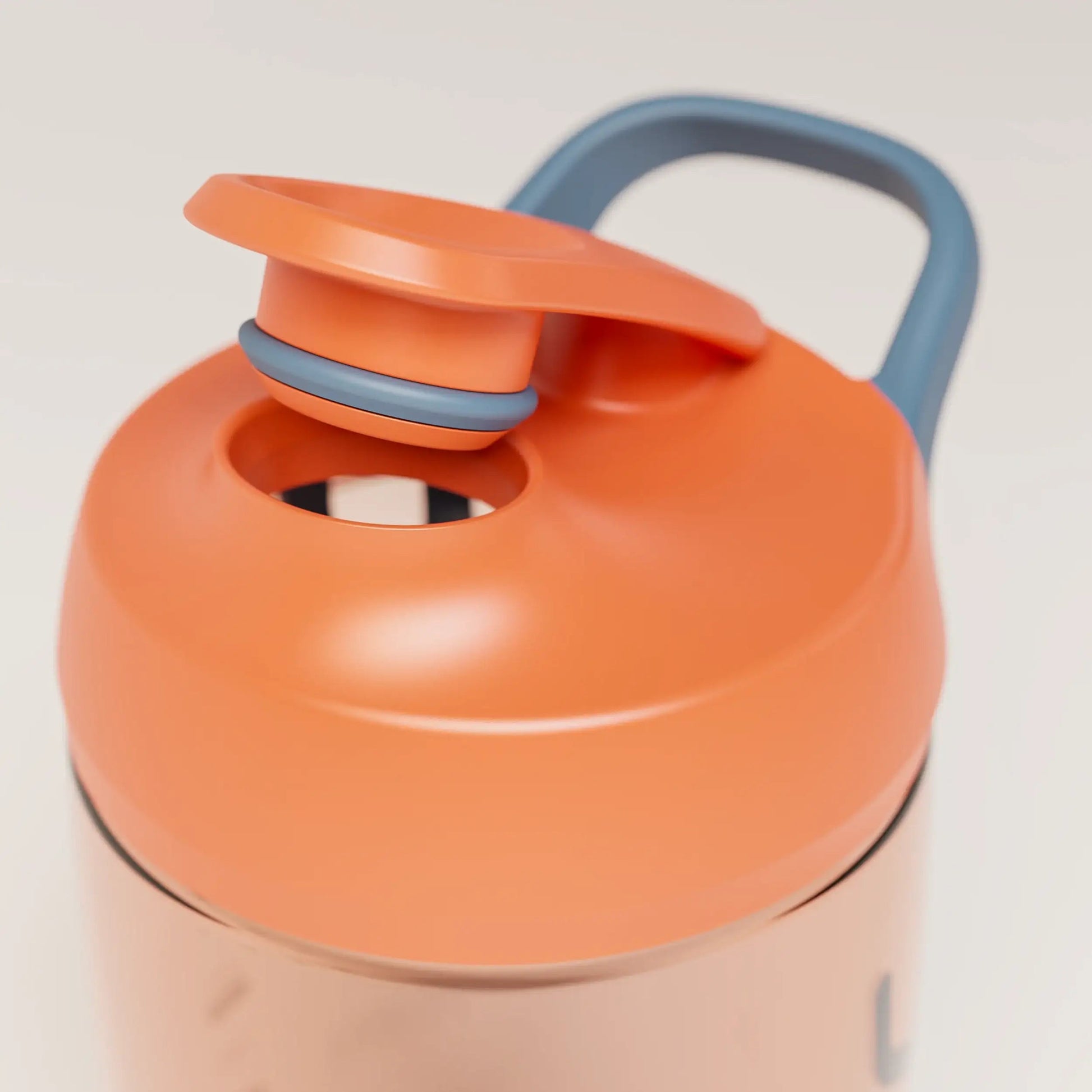 ecozen-performance-shaker-bottle-d9 SHKR_24700_P-S1.1_burntOrange_midnightBlue_2_4_highInsert_edit_5fd2c49f-de30-40e7-8d93-300097a4ce37.png