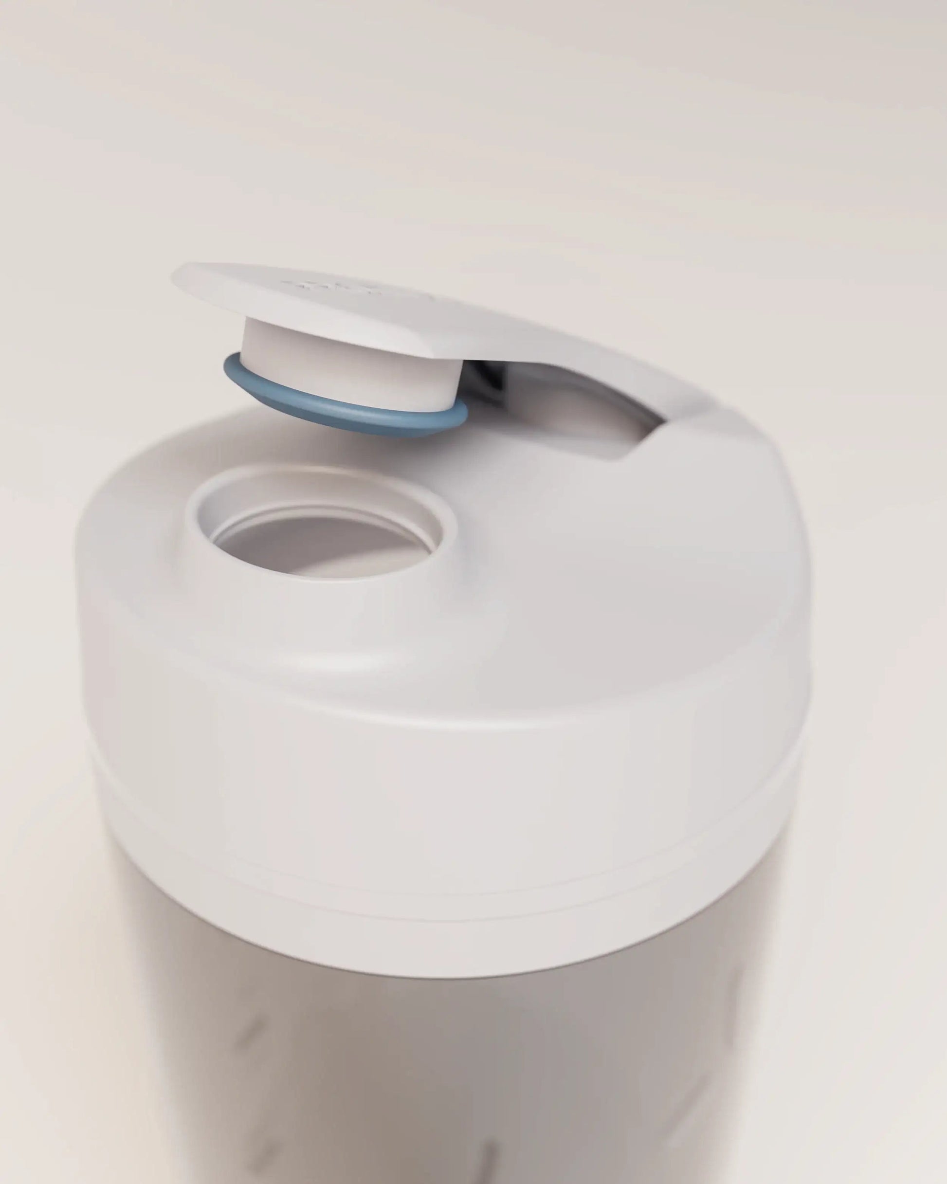 electric-shaker-bottle-n8 VM_LiPo_3.7-700_v1_coolGray_4x5_noNUTRiPOD_2_4_highInsert_EDIT.png