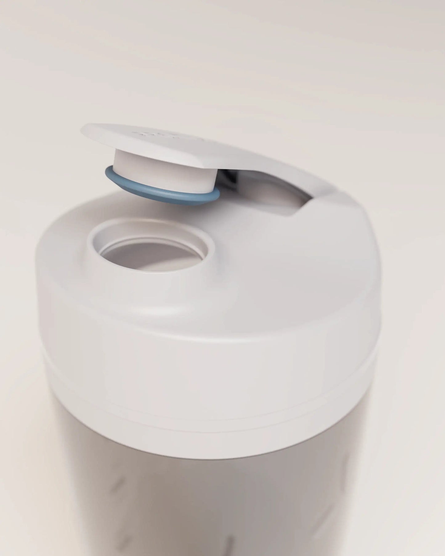 electric-shaker-bottle-i7 VM_LiPo_3.7-700_v1_coolGray_4x5_noNUTRiPOD_2_4_highInsert_EDIT.png
